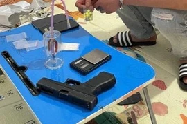 Bắt đối tượng giấu ma túy và súng trong nhà