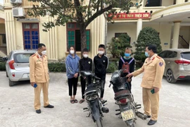 Mới 14 tuổi đã theo bạn điều khiển xe máy "bốc đầu" trên đường phố