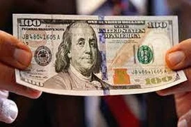 Nghi vấn người đàn ông mang gần 10.000 USD giả vào ngân hàng để giao dịch