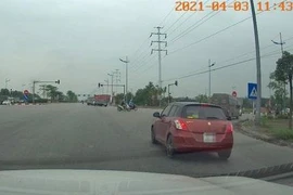 Tài xế vượt đèn đỏ vì 'vội ra sân bay' bị phạt 4 triệu đồng