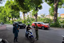 Quận Đống Đa xử phạt 1.212 trường hợp vi phạm quy định phòng chống dịch