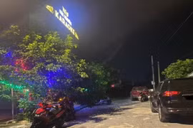 Chủ quán karaoke lén lút mở cửa cho 26 nam nữ 'vui vẻ'