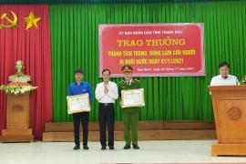 Thưởng 'nóng' hai đồng chí Công an và Bí thư Đoàn xã dũng cảm cứu sống bé gái đuối nước