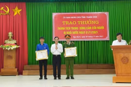 Thưởng 'nóng' hai đồng chí Công an và Bí thư Đoàn xã dũng cảm cứu sống bé gái đuối nước