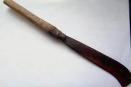 Vác dao chém vào đầu hàng xóm rồi khóa trái cổng cố thủ