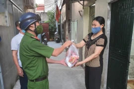 Cán bộ chiến sỹ Công an phường đóng góp để hỗ trợ các hộ gia đình khó khăn