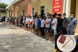 Phát hiện 40 nam nữ mua ma túy, bóng cười "bay lắc" trong quán karaoke