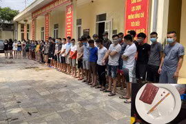 Phát hiện 40 nam nữ mua ma túy, bóng cười "bay lắc" trong quán karaoke