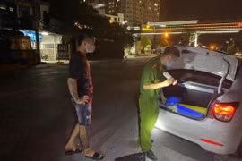 Đang giãn cách xã hội, nam thanh niên vẫn lái ô tô đi mua 5 bình khí cười về 'thư giãn'