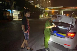 Đang giãn cách xã hội, nam thanh niên vẫn lái ô tô đi mua 5 bình khí cười về 'thư giãn'