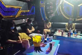 Hà Nội: 16 nam nữ "bay lắc" trong quán karaoke bất chấp lệnh cấm