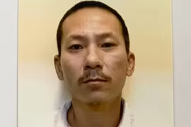 Dừng xe trước cửa quán cà phê, tài xế ô tô bị nam bảo vệ đập vỡ kính, đèn xe