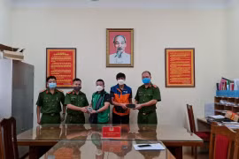 Trẻ vị thành niên lập "bẫy" chiếm đoạt 3 chiếc iPhone của shipper