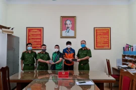 Trẻ vị thành niên lập "bẫy" chiếm đoạt 3 chiếc iPhone của shipper