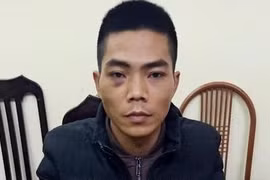 Lộ gói ma túy trong túi áo khoác của nam thanh niên