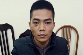 Lộ gói ma túy trong túi áo khoác của nam thanh niên