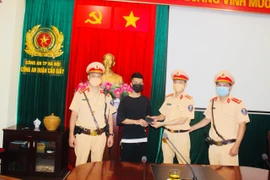 Nam sinh viên đi làm thêm vỡ òa cảm xúc khi nhận lại chiếc ví đánh rơi