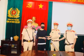 Nam sinh viên đi làm thêm vỡ òa cảm xúc khi nhận lại chiếc ví đánh rơi