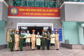 Hội Phụ nữ Cụm thi đua số 8 chia sẻ với các bệnh nhân bỏng nặng