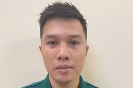 Vào bar chơi, tranh thủ... trộm ví tiền của bàn bên cạnh