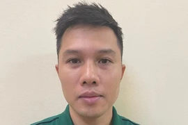 Vào bar chơi, tranh thủ... trộm ví tiền của bàn bên cạnh