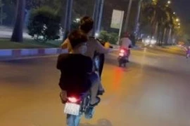 Phạt 2 thanh niên không đội mũ bảo hiểm, 'bốc đầu' xe máy 