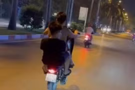 Phạt 2 thanh niên không đội mũ bảo hiểm, 'bốc đầu' xe máy 