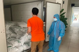 Khẩn trương cung ứng hàng hóa, lương thực cho người dân trong vùng phong tỏa tại quận Đống Đa