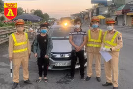 Liên tiếp phát hiện 4 vụ chở người định qua chốt kiểm soát dịch Covid-19