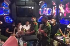 Đột kích kiểm tra quán karaoke phát hiện 27 nam nữ đang 'bay lắc' 