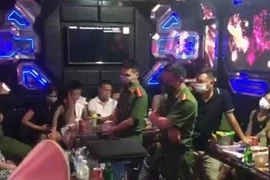 Đột kích kiểm tra quán karaoke phát hiện 27 nam nữ đang 'bay lắc' 