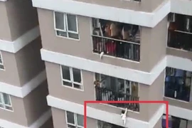 [Video] Thót tim cảnh bé gái rơi từ tầng 12A thoát chết nhờ nam thanh niên đỡ được