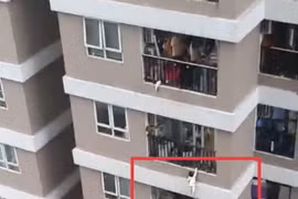 [Video] Thót tim cảnh bé gái rơi từ tầng 12A thoát chết nhờ nam thanh niên đỡ được
