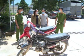 Về ngoại chơi, hai vợ chồng...tranh thủ đi trộm cắp xe máy