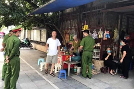 Công an quận Hà Đông xử phạt 19 trường hợp không đeo khẩu trang nơi công cộng