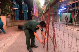 [Clip] Lực lượng chức năng tháo rào phong tỏa tại 2 phường với 21.000 dân tại quận Đống Đa