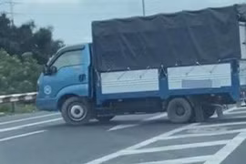 Phạt tài xế xe tải quay đầu trên cầu Thăng Long