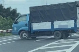 Phạt tài xế xe tải quay đầu trên cầu Thăng Long