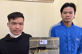 Bị nhắc nhở vì đi xe "đánh võng", hai đối tượng nã đạn hoa cải vào người dân