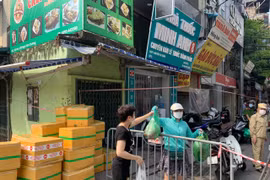 Gửi hàng hóa cho người dân trong vùng phong tỏa Văn Chương - Văn Miếu ở chốt nào? 