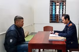 Bé gái bị bố đẻ nghiện ma túy hành hạ dã man