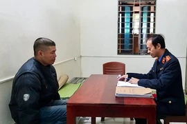 Bé gái bị bố đẻ nghiện ma túy hành hạ dã man