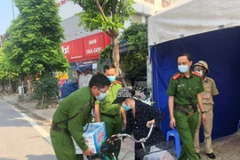 Hà Nội: Xúc động hình ảnh cụ bà đạp xe chở nước tiếp sức cho chốt phòng chống dịch Covid-19