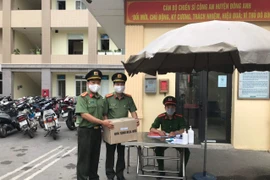 Công đoàn Công an Hà Nội trao tặng nước sát khuẩn tay cho 17 đơn vị và chốt cách ly