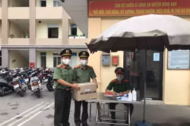 Công đoàn Công an Hà Nội trao tặng nước sát khuẩn tay cho 17 đơn vị và chốt cách ly