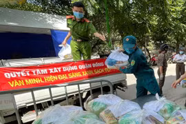 Hỗ trợ lương thực, thực phẩm tới 64 hộ dân đang cách ly phòng dịch Covid 19