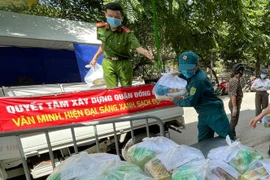 Hỗ trợ lương thực, thực phẩm tới 64 hộ dân đang cách ly phòng dịch Covid 19