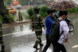 [Ảnh] Xúc động hình ảnh nhường áo mưa, ô cho các thí sinh trong cơn mưa lớn