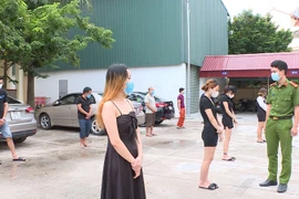 Bất chấp lệnh cấm, nhiều nam nữ vẫn tụ tập thư giãn trong quán hát