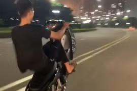 Khoe clip ‘bốc đầu’ xe máy lên tiktok, nam thanh niên bị phạt hơn 4 triệu đồng 